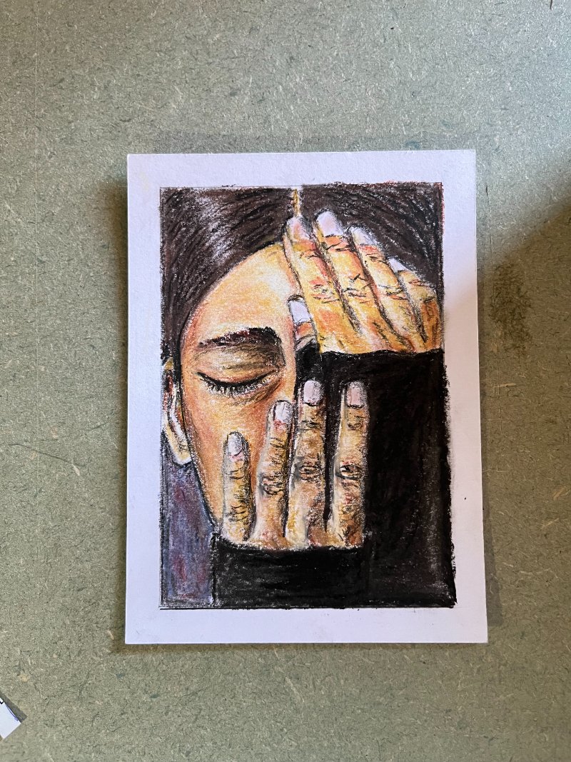 ‘Hiding pain’ – postkaart in oliepastels (papier)